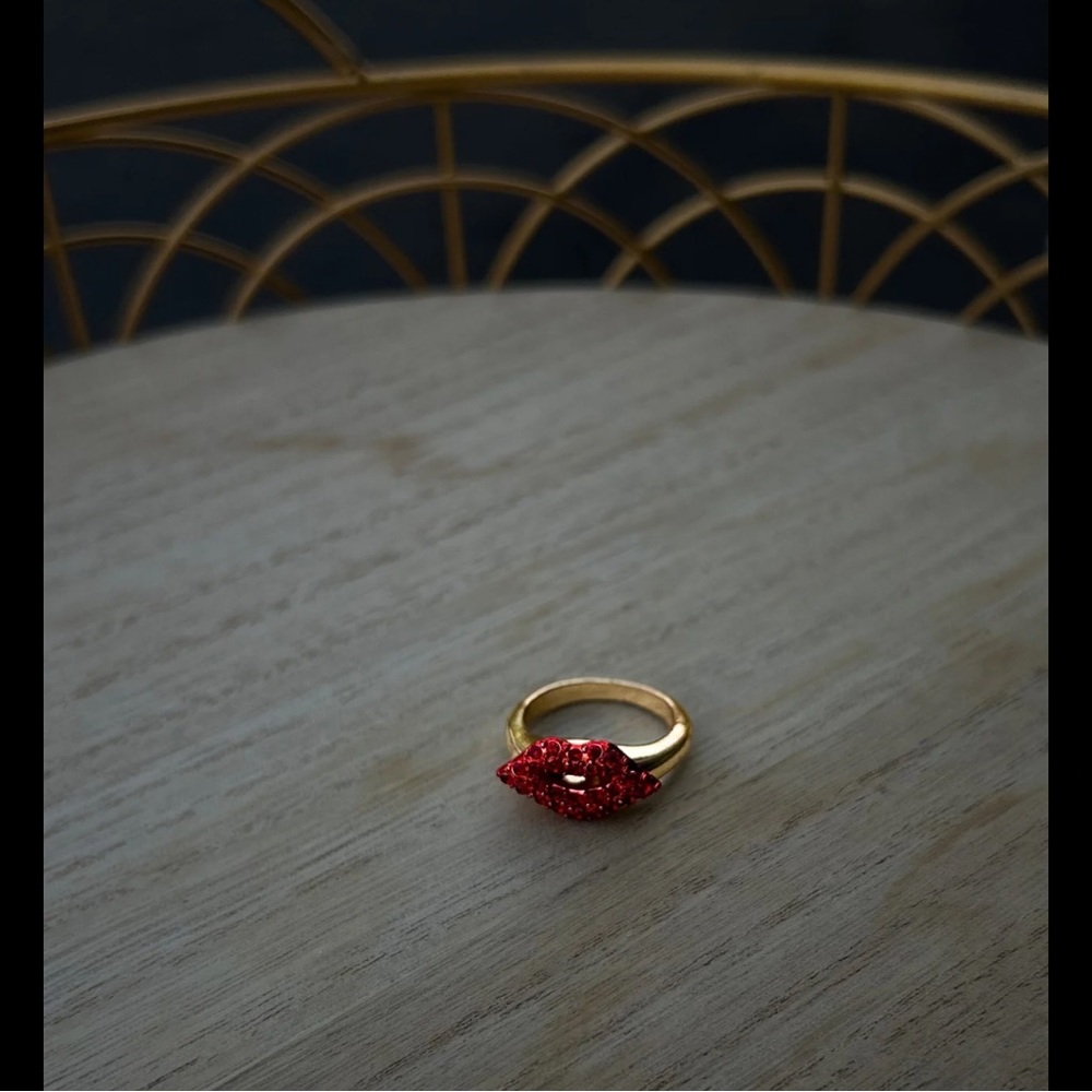 Ring with Lips